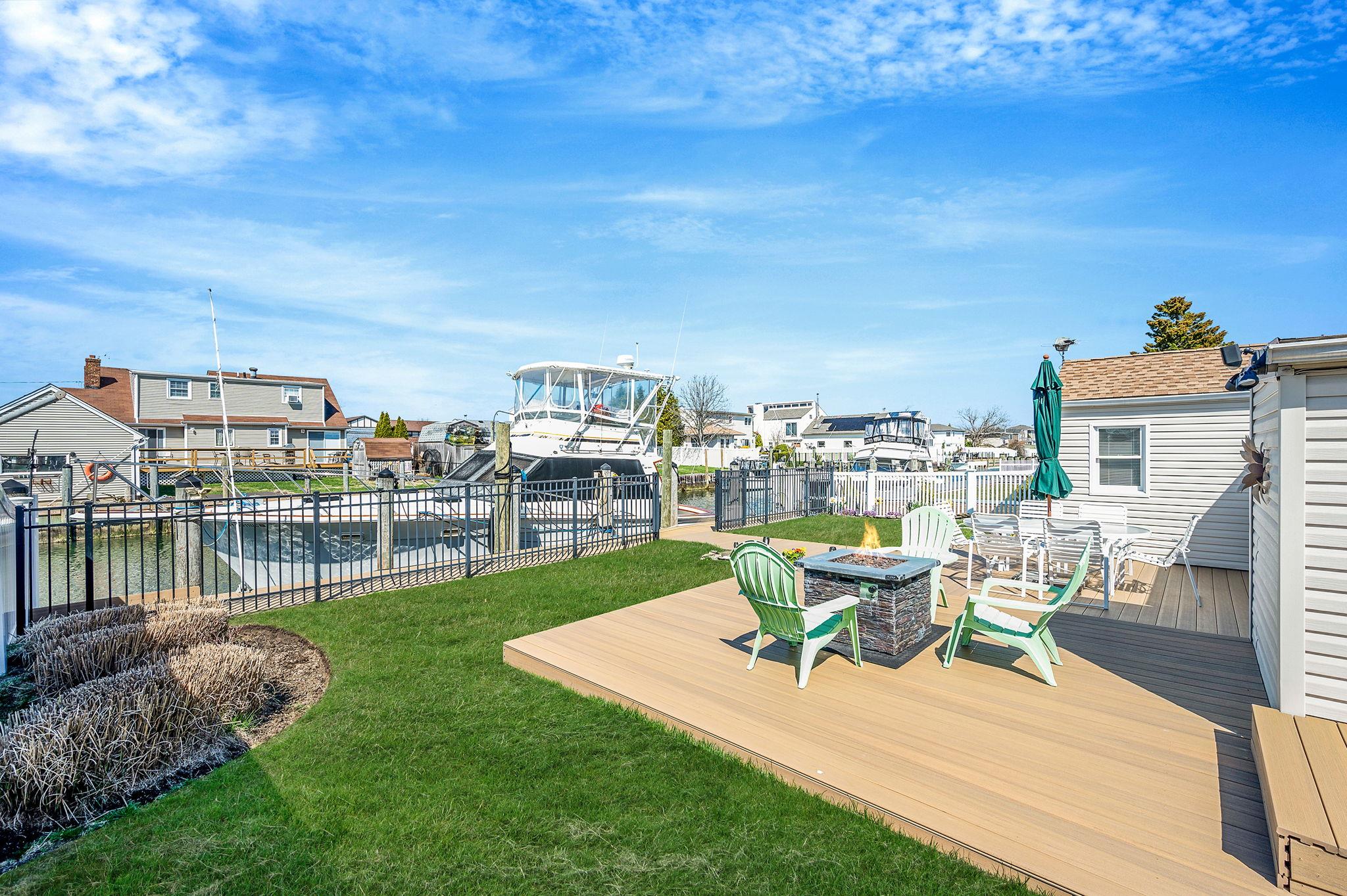 320 East Drive, Copiague, New York image 36