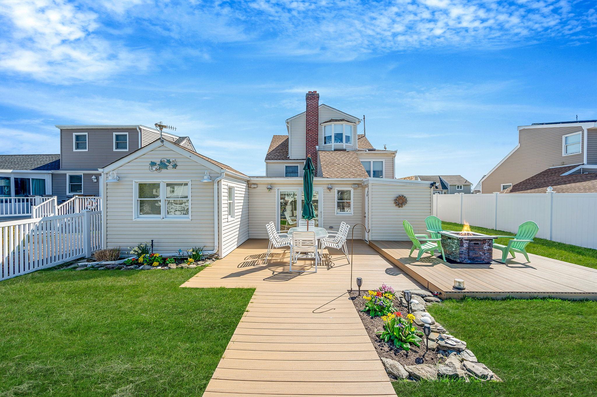320 East Drive, Copiague, New York image 38