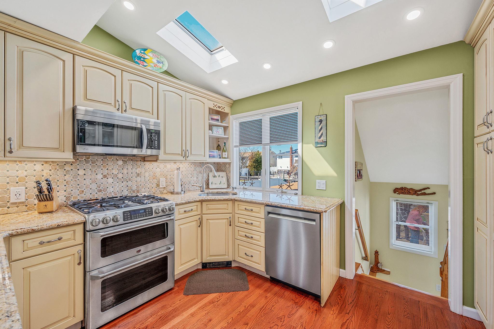 320 East Drive, Copiague, New York image 16