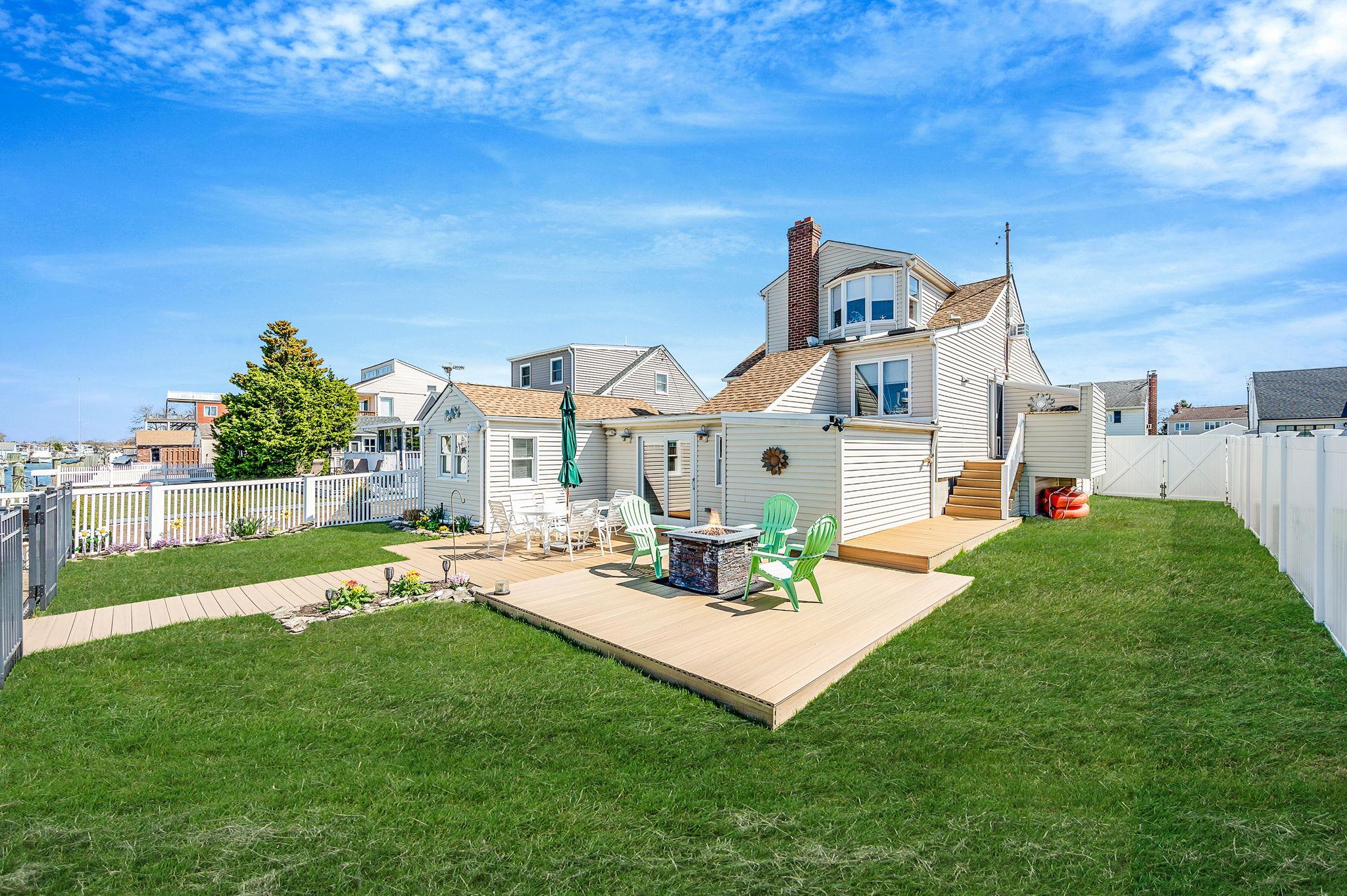320 East Drive, Copiague, New York image 34