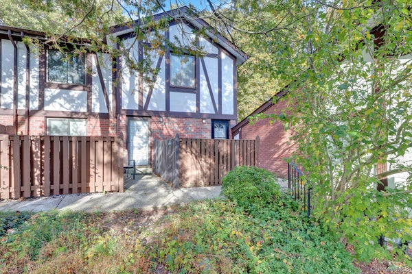 425 CLUBHOUSE CT # 389, CORAM, NY 11727 - Image 85b3b6d454f93a027a4e55475d031749/836260205