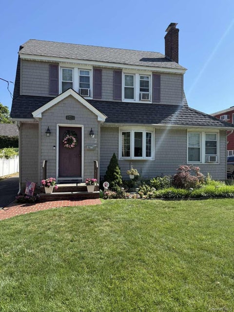 Homes For Sale - 145 Raymond Street<br/> Rockville Centre, NY 11570