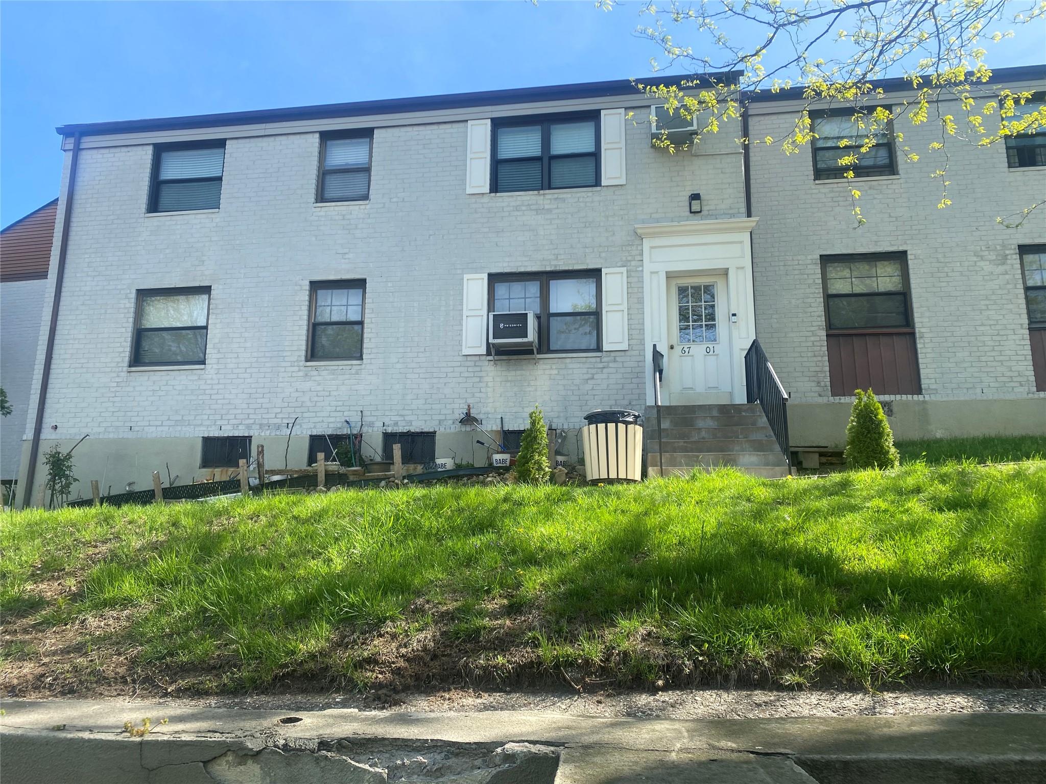 Park Drive East Dr A, Kew Garden Hills, Queens, NY - 3 Bedrooms  
1 Bathrooms  
6 Rooms - 