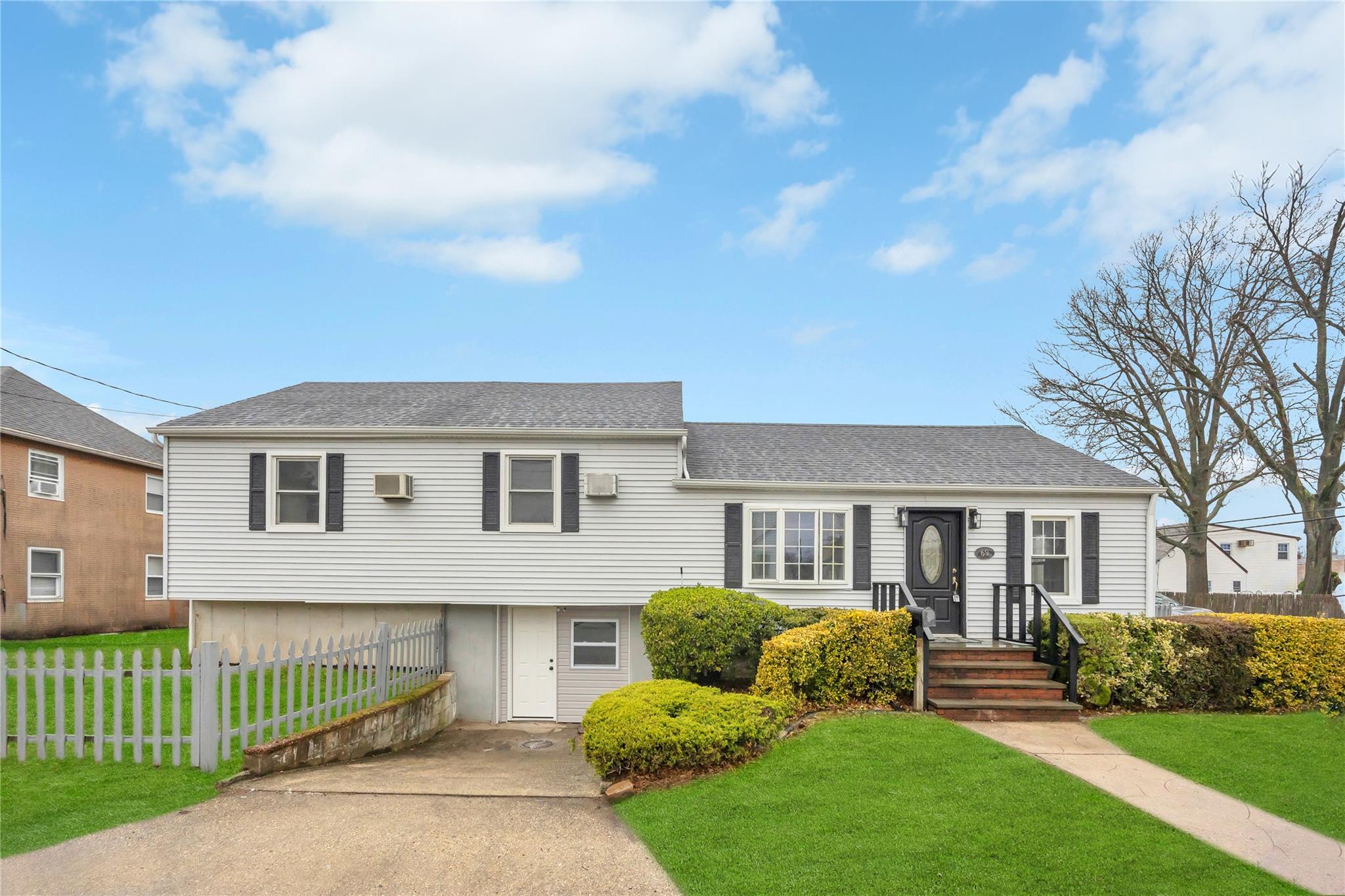 69 East Avenue, Hicksville, New York image 22
