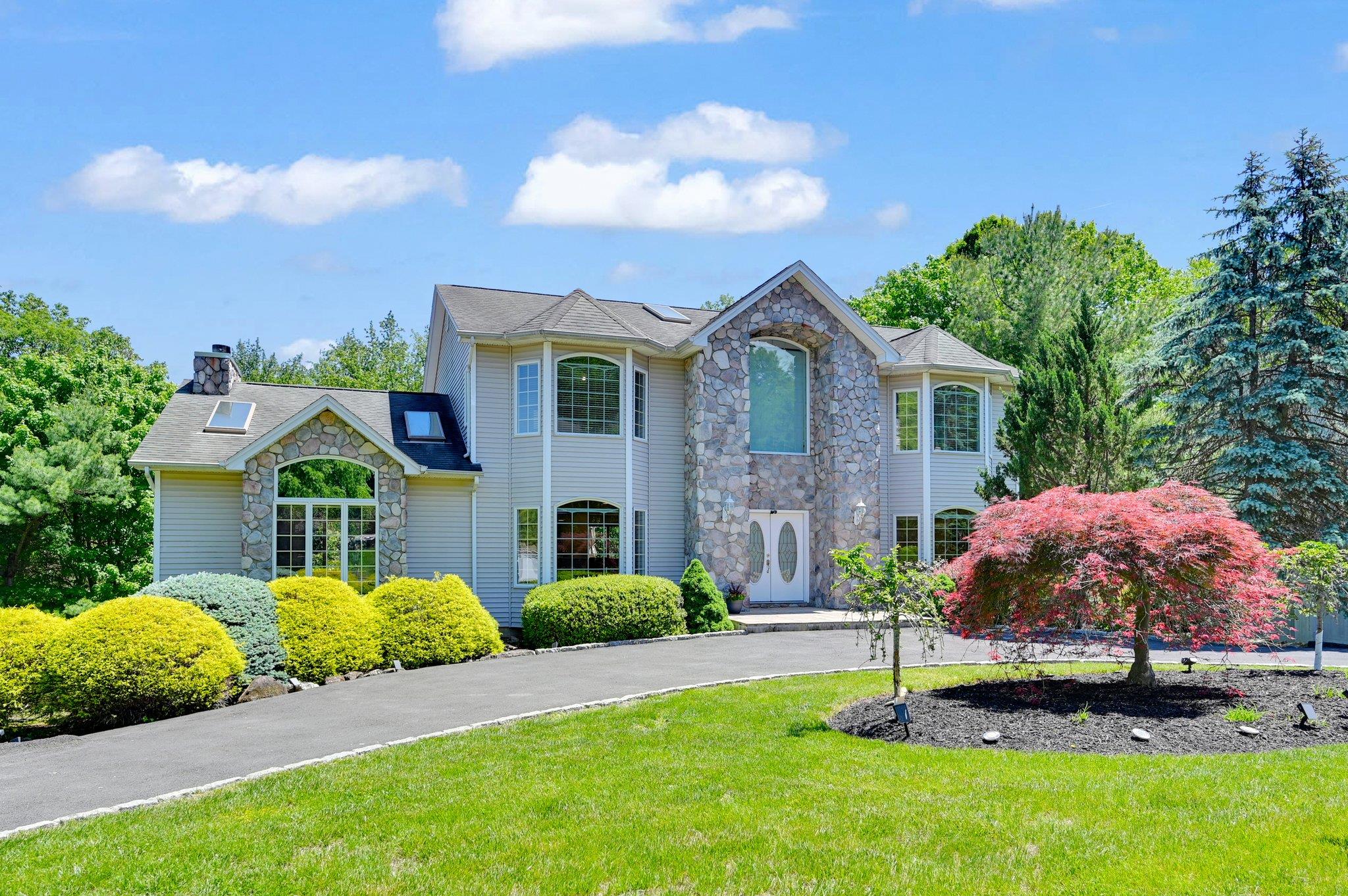 47 Roberts Road, New City, New York image 1