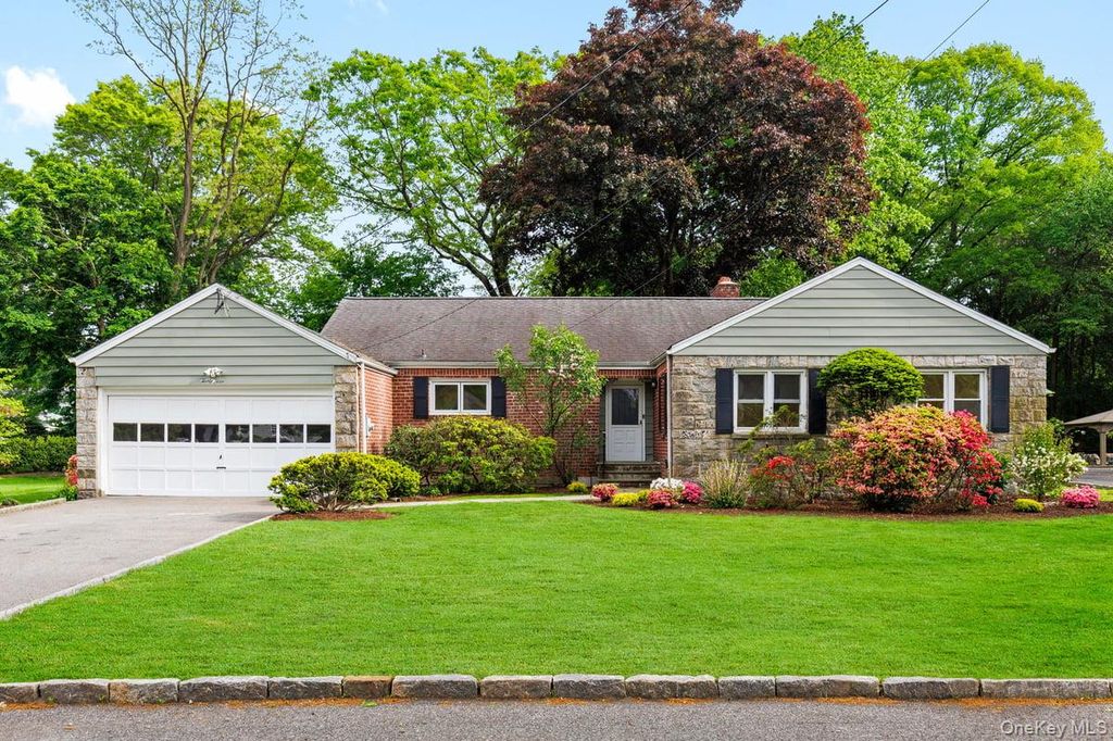 Photo of 23 Lakeview Road, New Rochelle, NY 10804 (MLS # 995672)