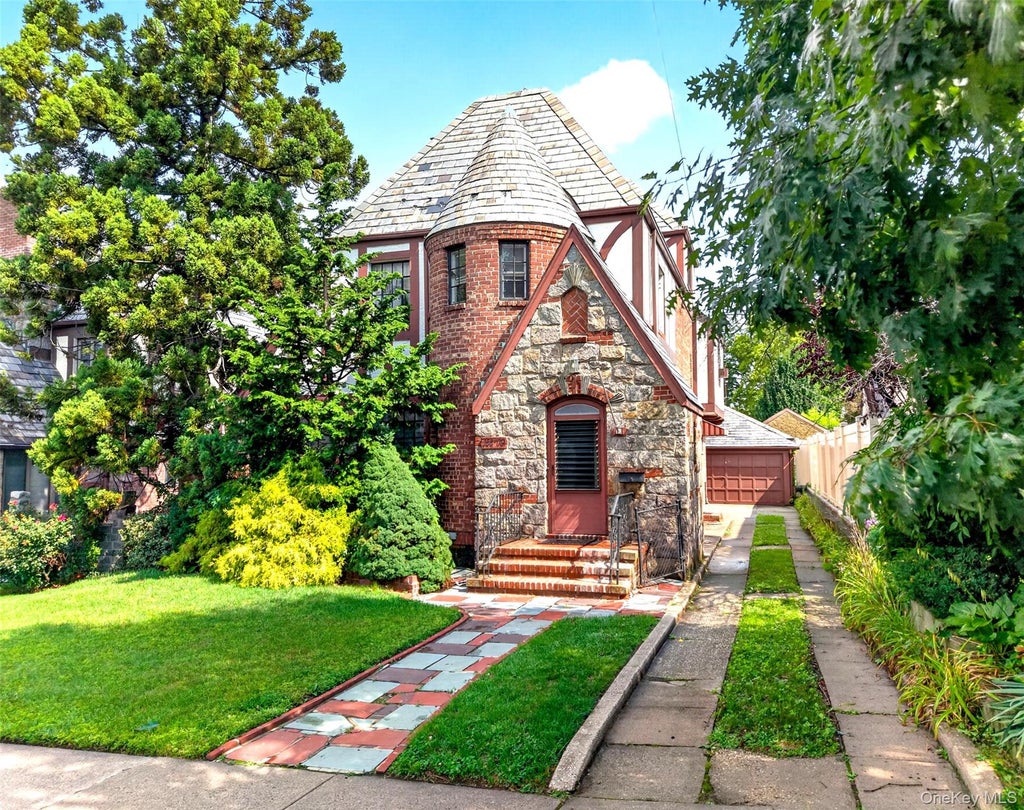 Photo of 168-09 29th Avenue, Flushing, NY 11358 (MLS # 1032847)