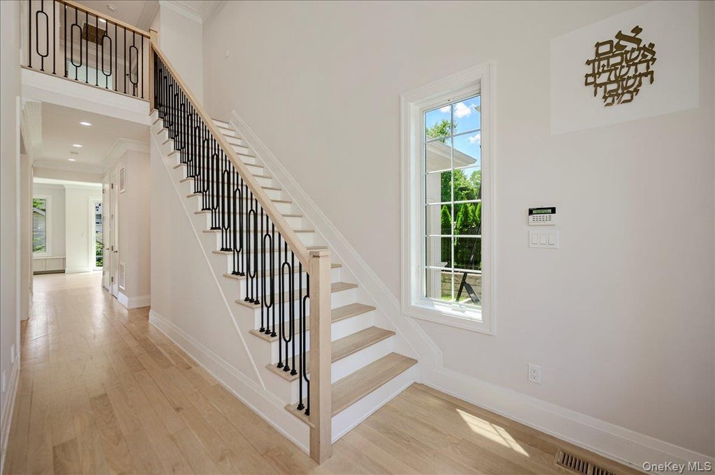 Photo of 9 Greenway Terrace, Great Neck, NY 11024 (MLS # 1016830)