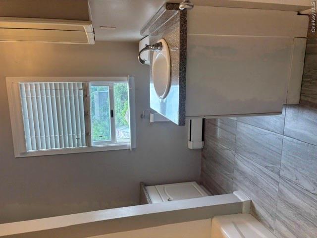 283 Houston Avenue 2nd floor