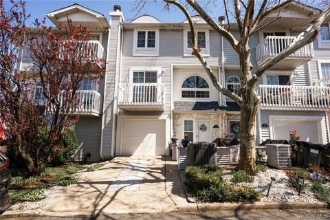 41 Country Dr N Staten Island NY 10314