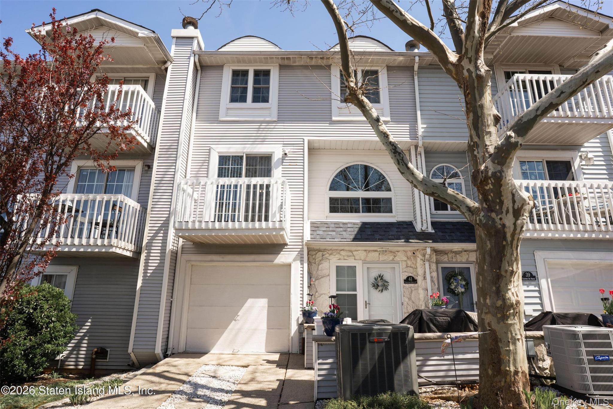 41 Country Dr N