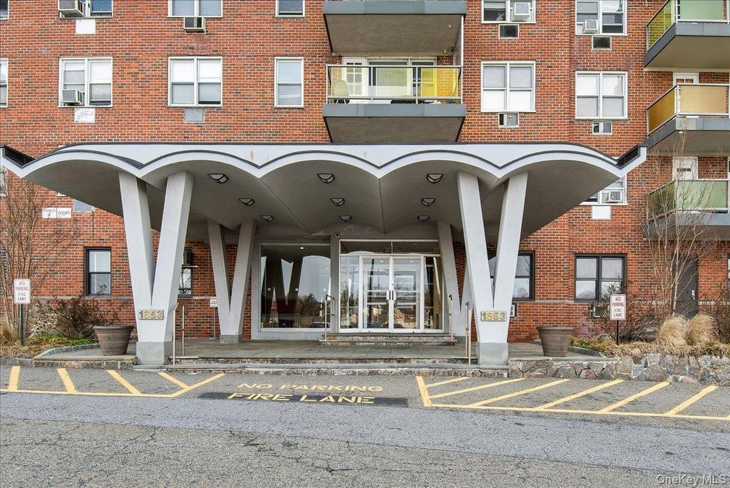 Photo of 1853 Central Park Avenue #6A, Yonkers, NY 10710 (MLS # 922304)