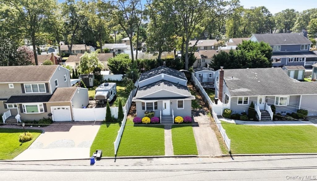 Photo of 792 Glendale Road, Babylon, NY 11704 (MLS # 941343)