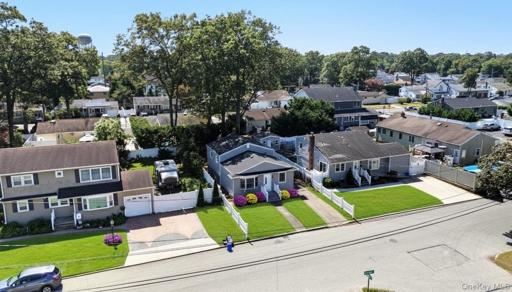 Photo of 792 Glendale Road, Babylon, NY 11704 (MLS # 941343)