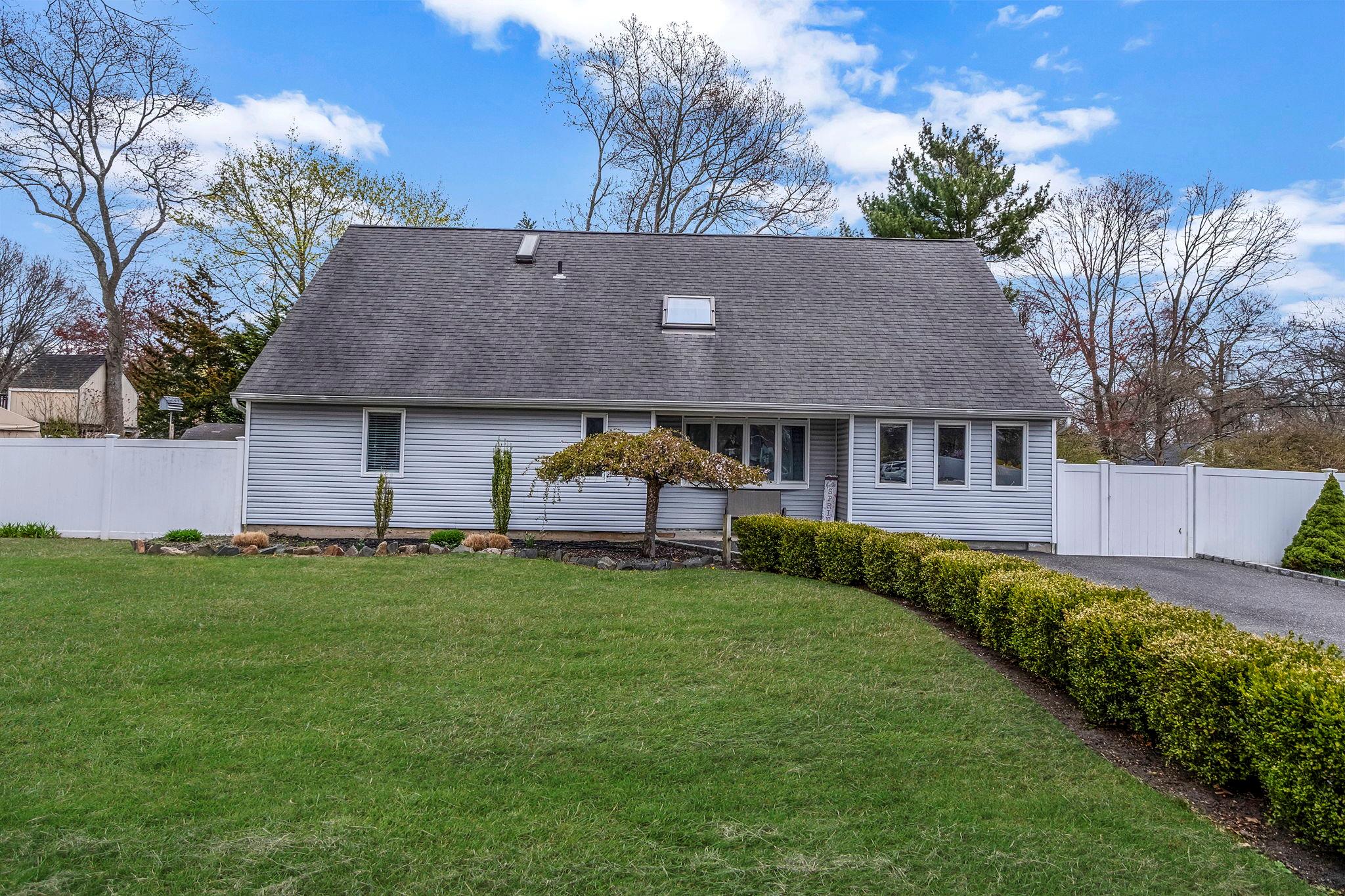79 Aberdeen Drive, Mastic, New York image 1