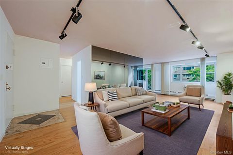 52-30 39th 3V Woodside NY 11104