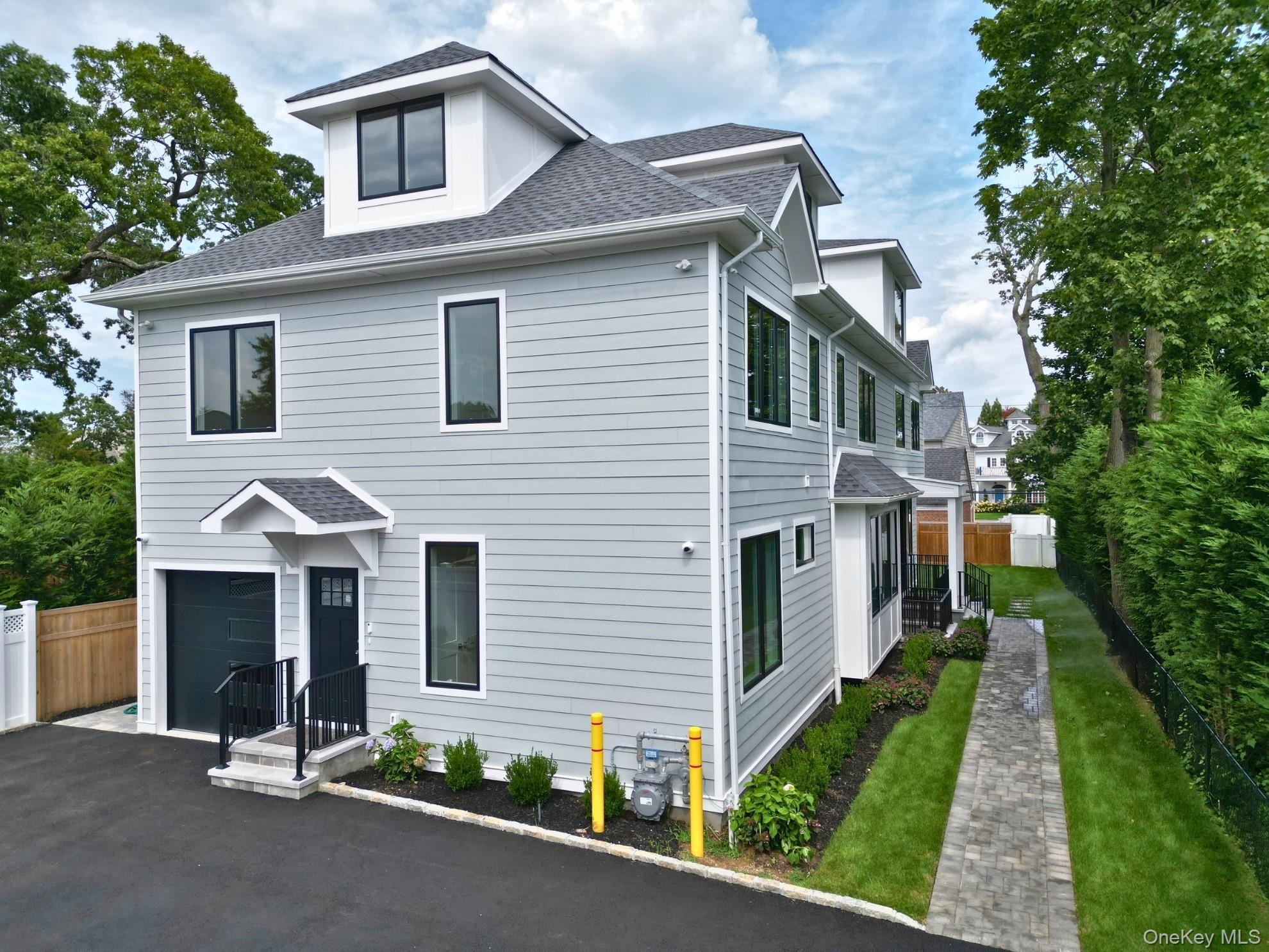 Lawrence, New York 11559, United States, 8 Bedrooms Bedrooms, ,7 BathroomsBathrooms,Residential,Active,192392