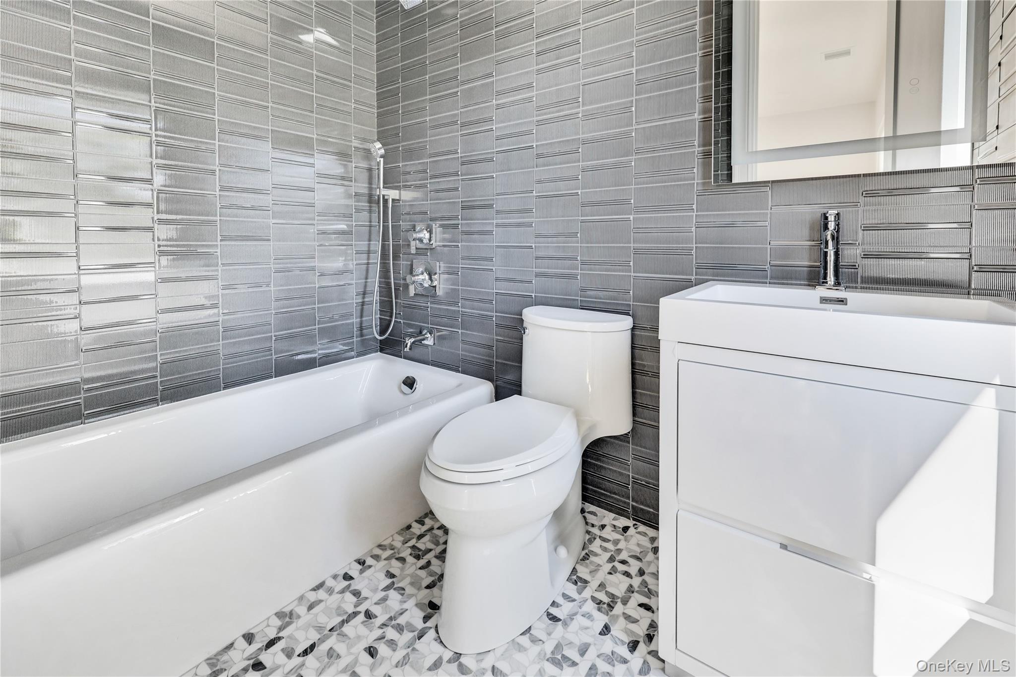 Lawrence, New York 11559, United States, 8 Bedrooms Bedrooms, ,7 BathroomsBathrooms,Residential,Active,192392