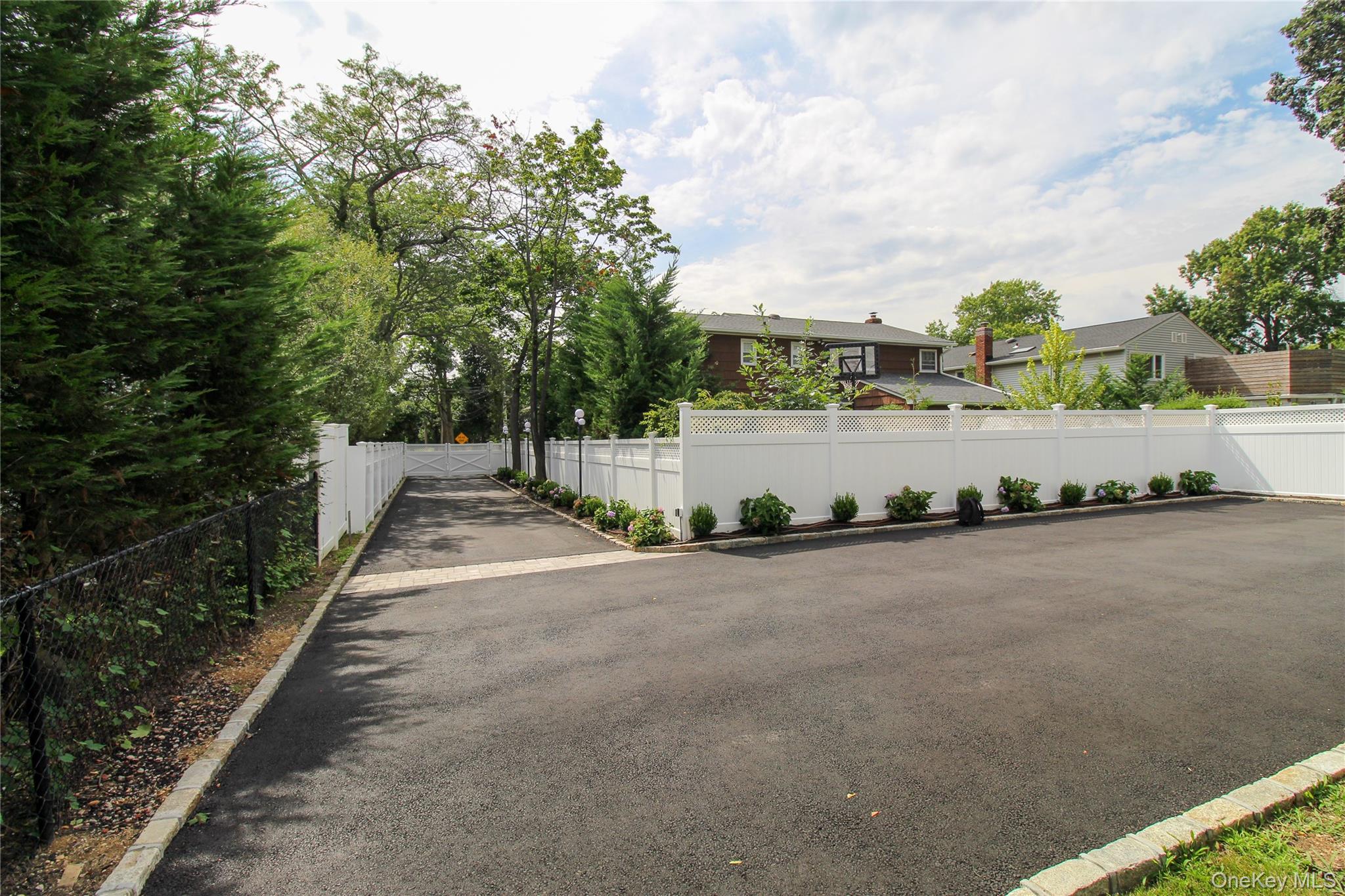 Lawrence, New York 11559, United States, 8 Bedrooms Bedrooms, ,7 BathroomsBathrooms,Residential,Active,192392