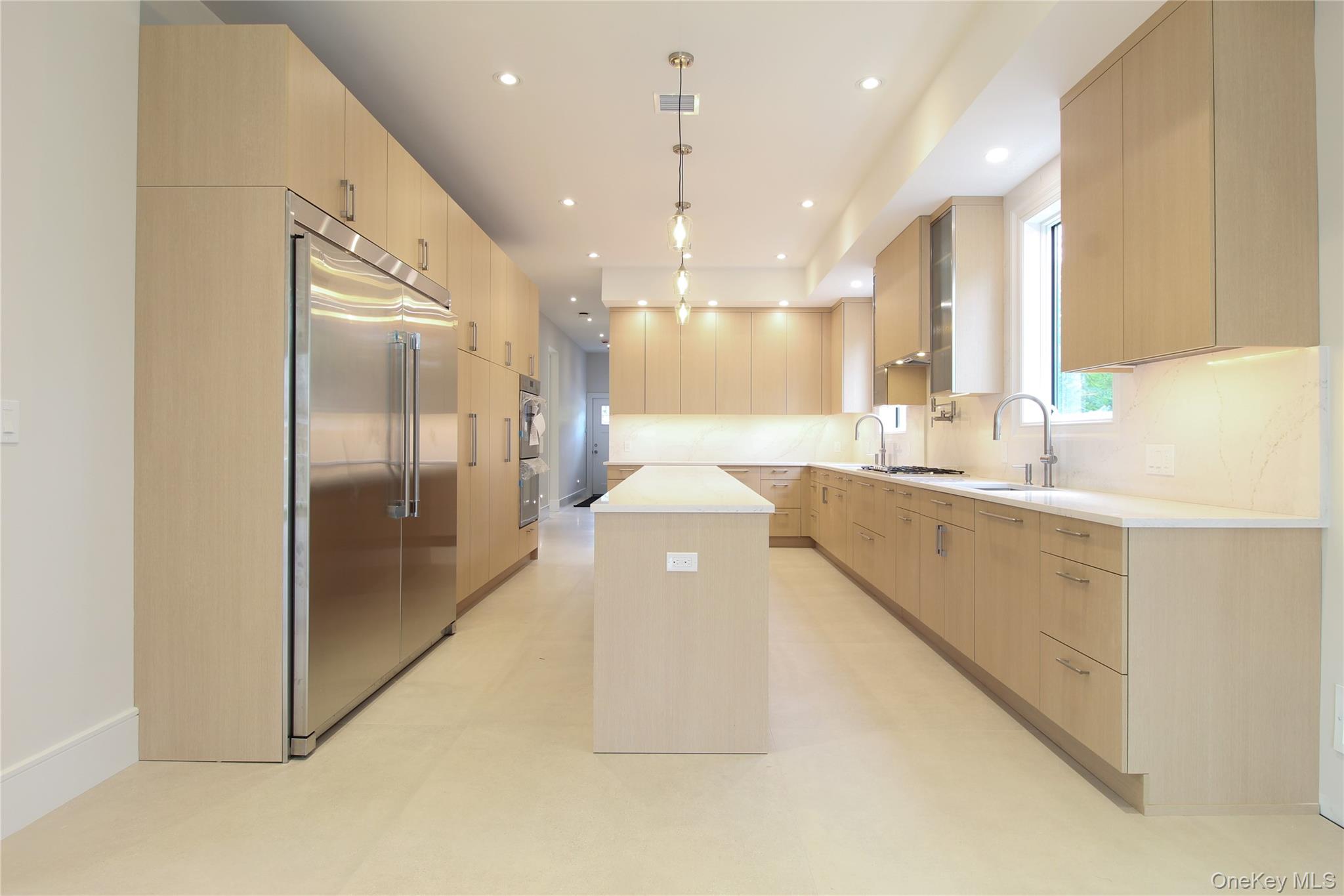 Lawrence, New York 11559, United States, 8 Bedrooms Bedrooms, ,7 BathroomsBathrooms,Residential,Active,192392