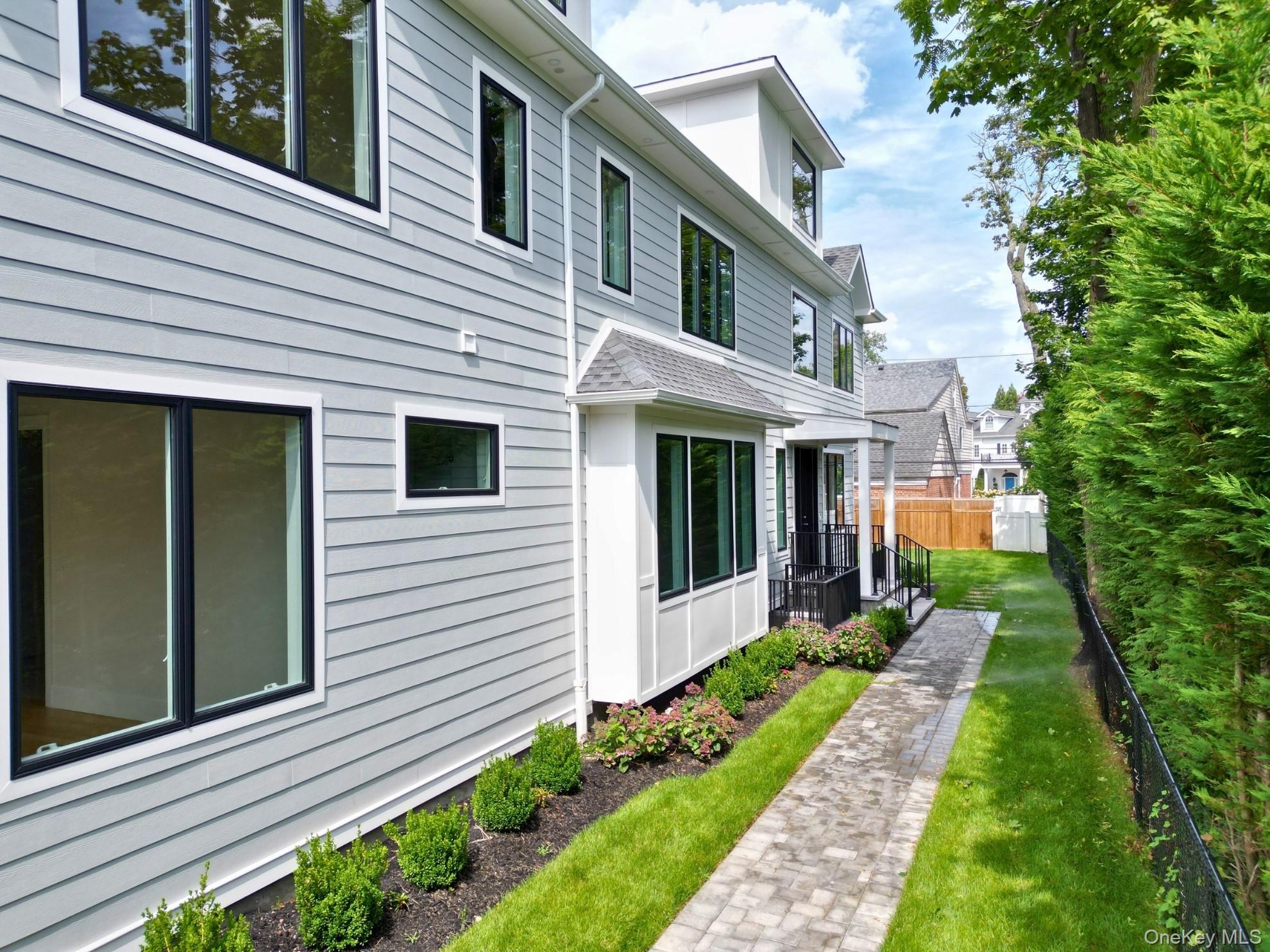 Lawrence, New York 11559, United States, 8 Bedrooms Bedrooms, ,7 BathroomsBathrooms,Residential,Active,192392