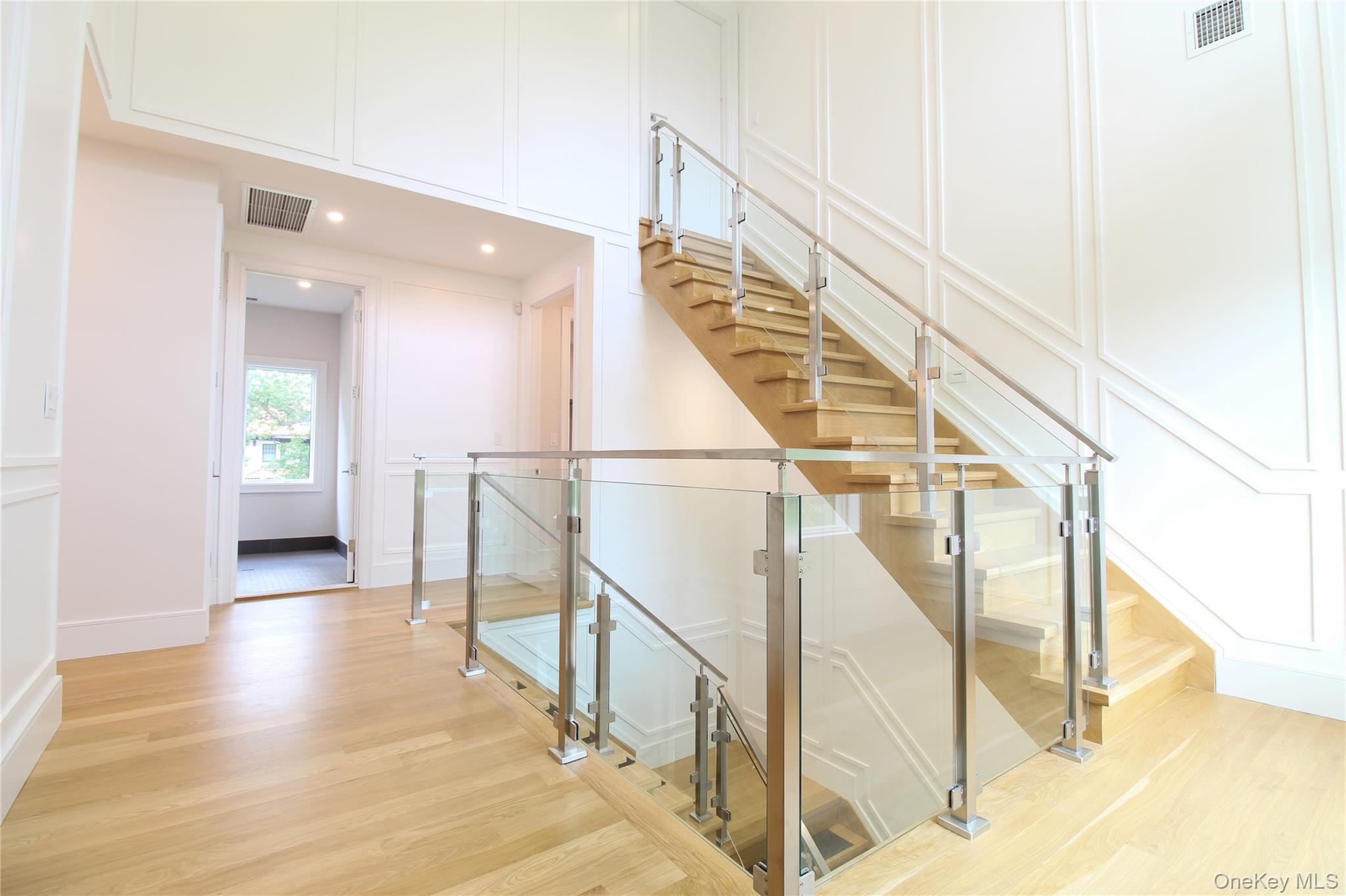 Lawrence, New York 11559, United States, 8 Bedrooms Bedrooms, ,7 BathroomsBathrooms,Residential,Active,192392