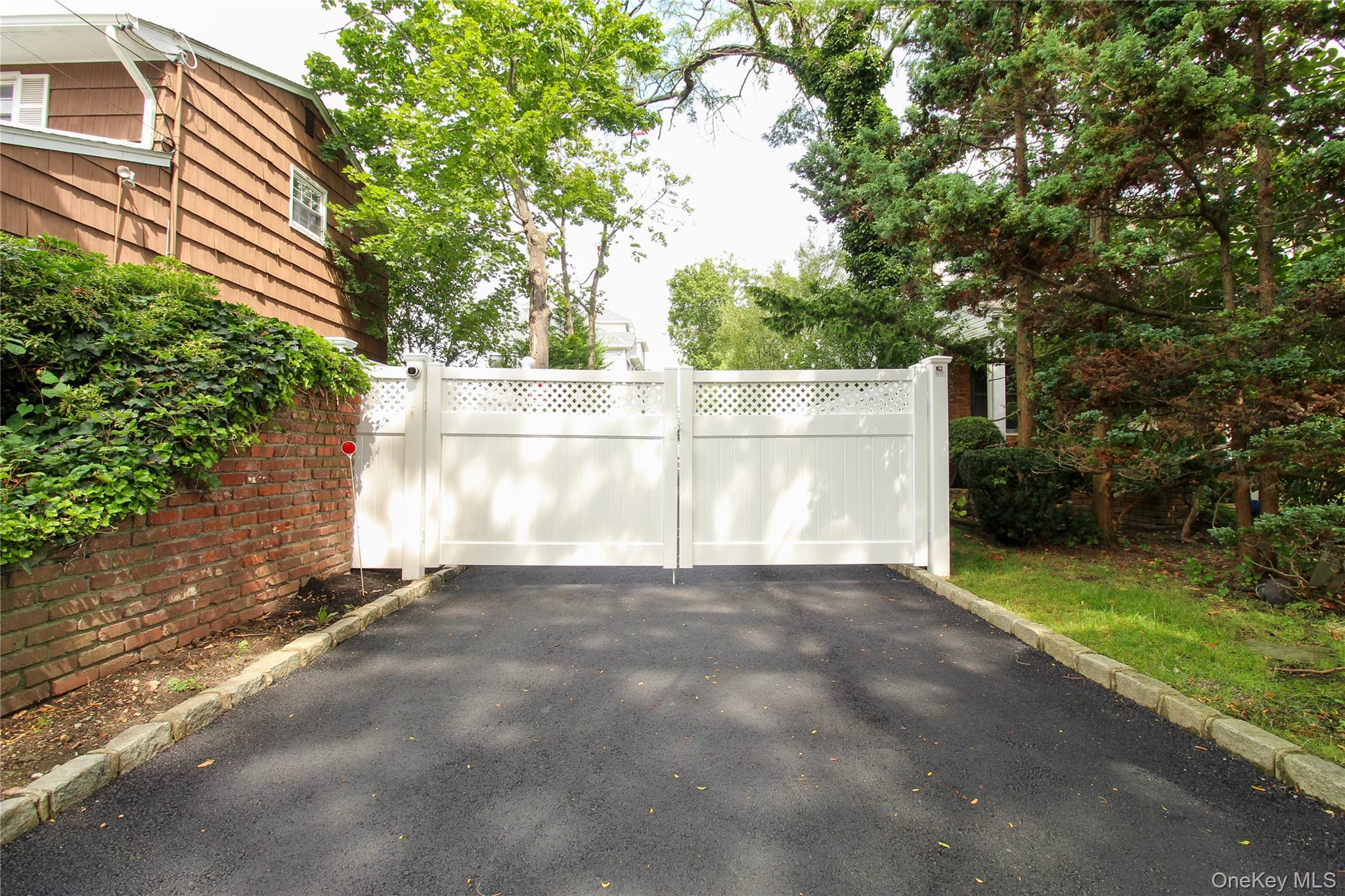 Lawrence, New York 11559, United States, 8 Bedrooms Bedrooms, ,7 BathroomsBathrooms,Residential,Active,192392