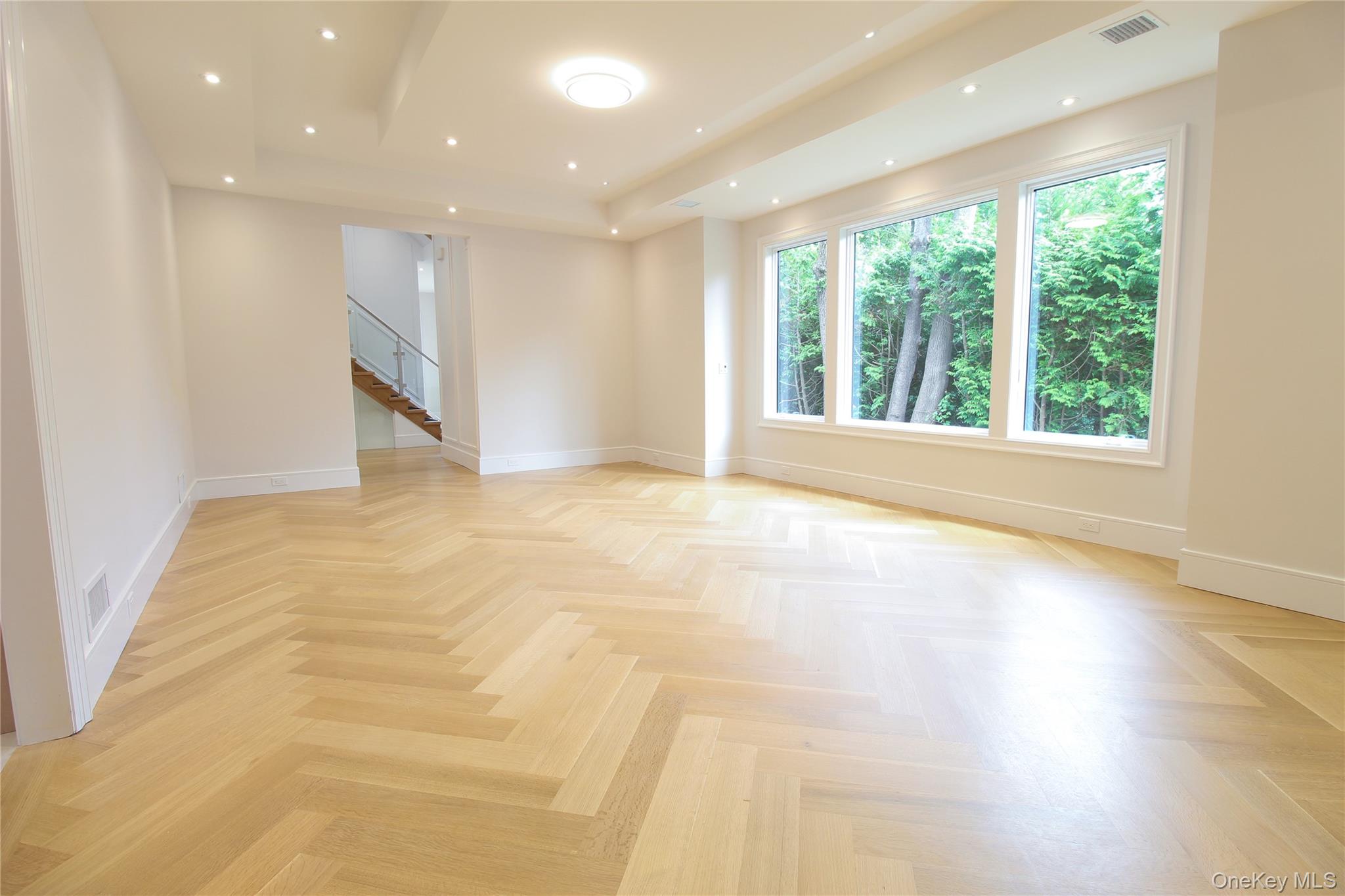 Lawrence, New York 11559, United States, 8 Bedrooms Bedrooms, ,7 BathroomsBathrooms,Residential,Active,192392