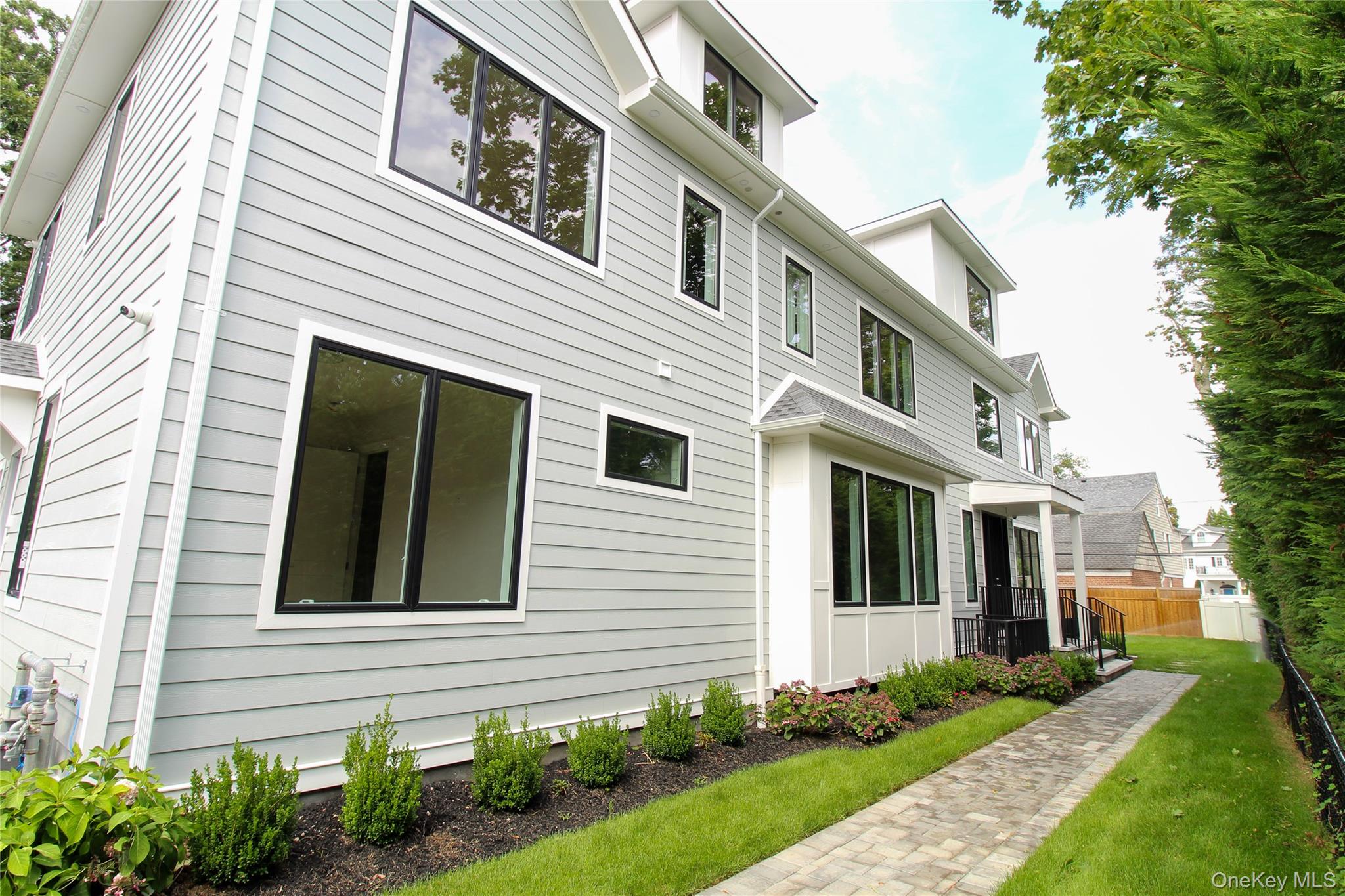 Lawrence, New York 11559, United States, 8 Bedrooms Bedrooms, ,7 BathroomsBathrooms,Residential,Active,192392