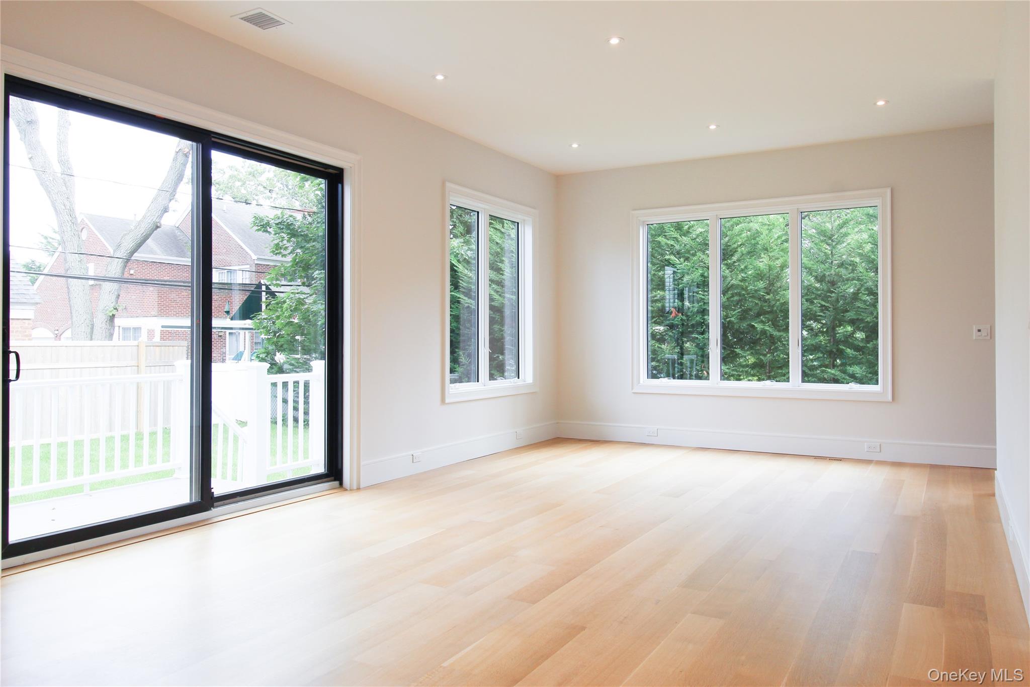 Lawrence, New York 11559, United States, 8 Bedrooms Bedrooms, ,7 BathroomsBathrooms,Residential,Active,192392