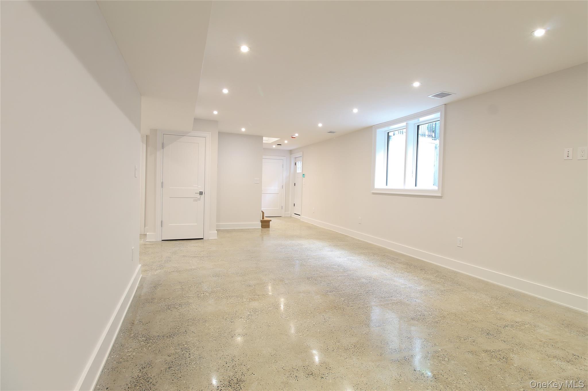 Lawrence, New York 11559, United States, 8 Bedrooms Bedrooms, ,7 BathroomsBathrooms,Residential,Active,192392