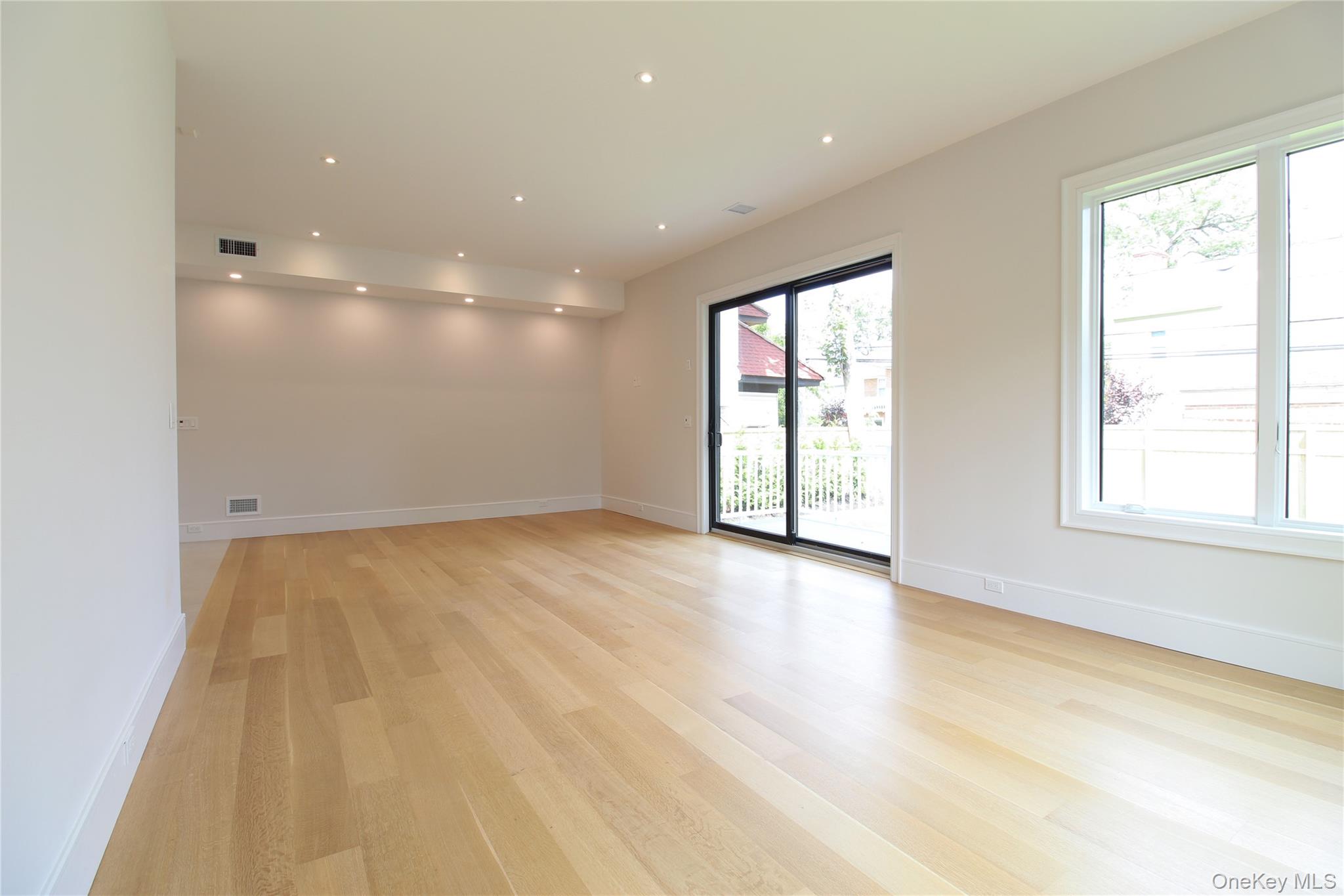 Lawrence, New York 11559, United States, 8 Bedrooms Bedrooms, ,7 BathroomsBathrooms,Residential,Active,192392