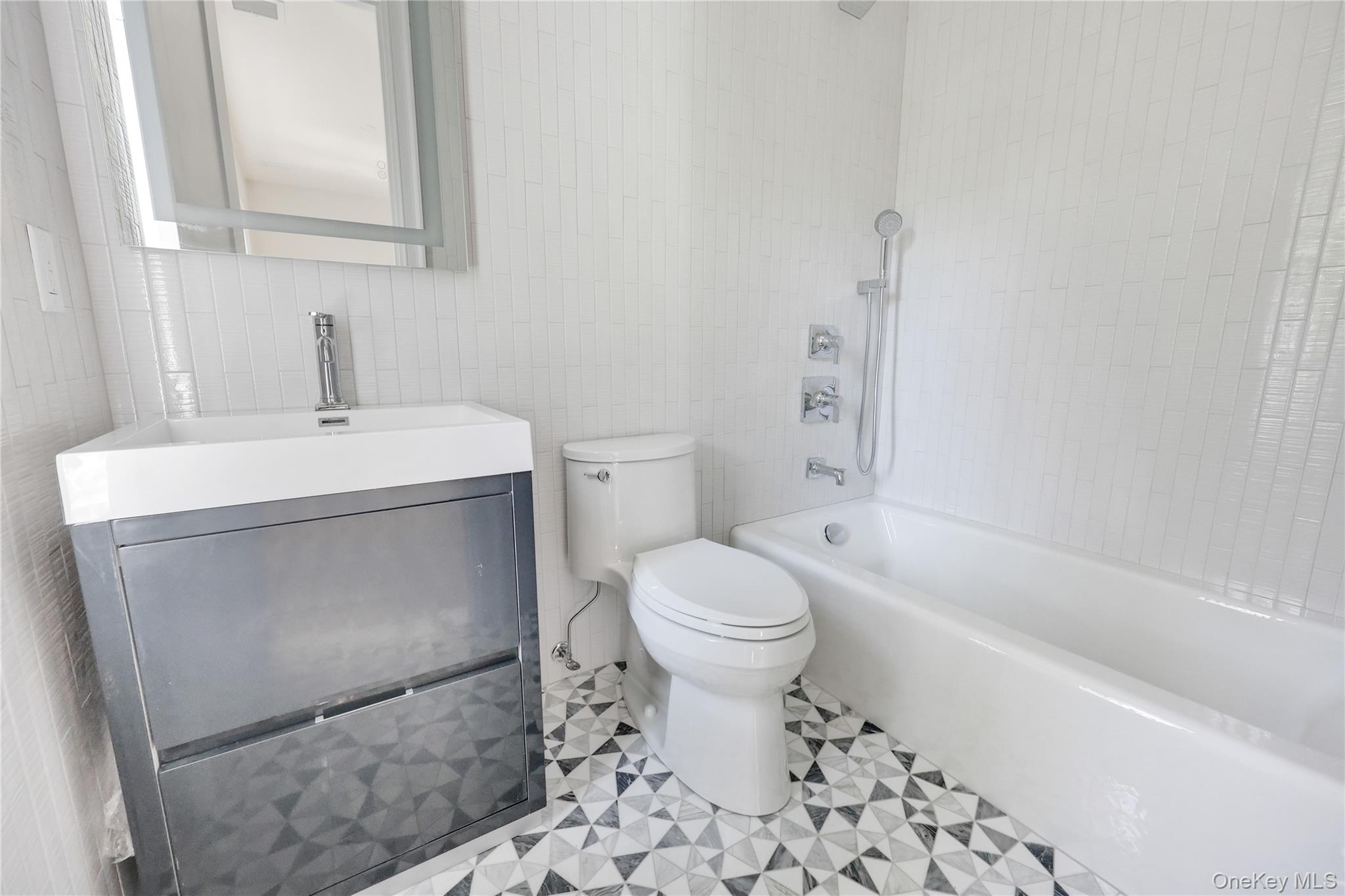 Lawrence, New York 11559, United States, 8 Bedrooms Bedrooms, ,7 BathroomsBathrooms,Residential,Active,192392