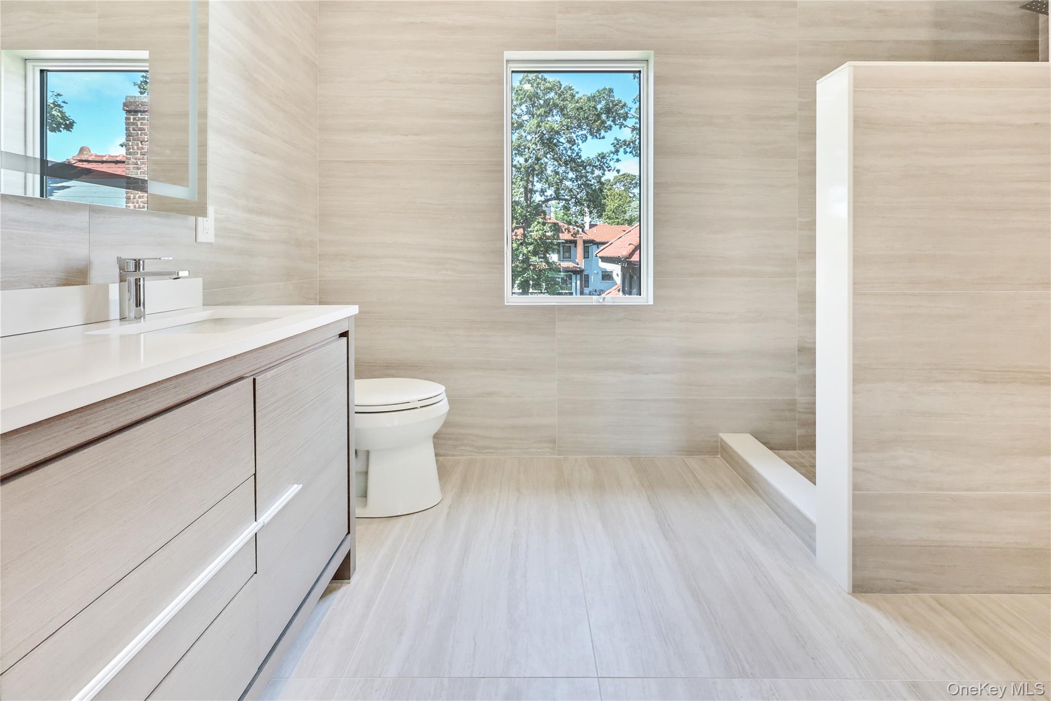 Lawrence, New York 11559, United States, 8 Bedrooms Bedrooms, ,7 BathroomsBathrooms,Residential,Active,192392