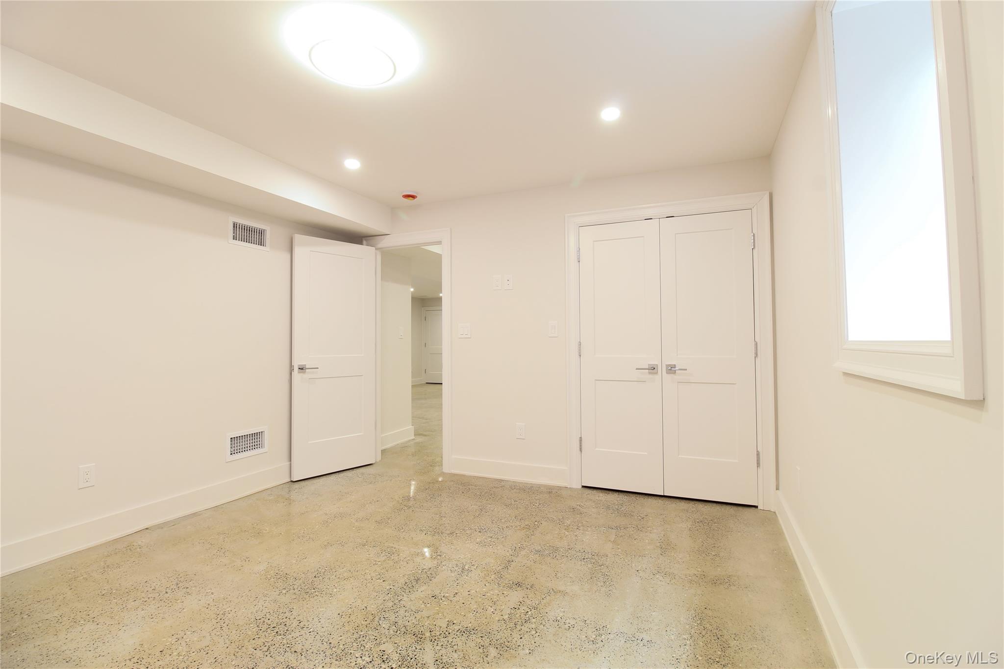 Lawrence, New York 11559, United States, 8 Bedrooms Bedrooms, ,7 BathroomsBathrooms,Residential,Active,192392