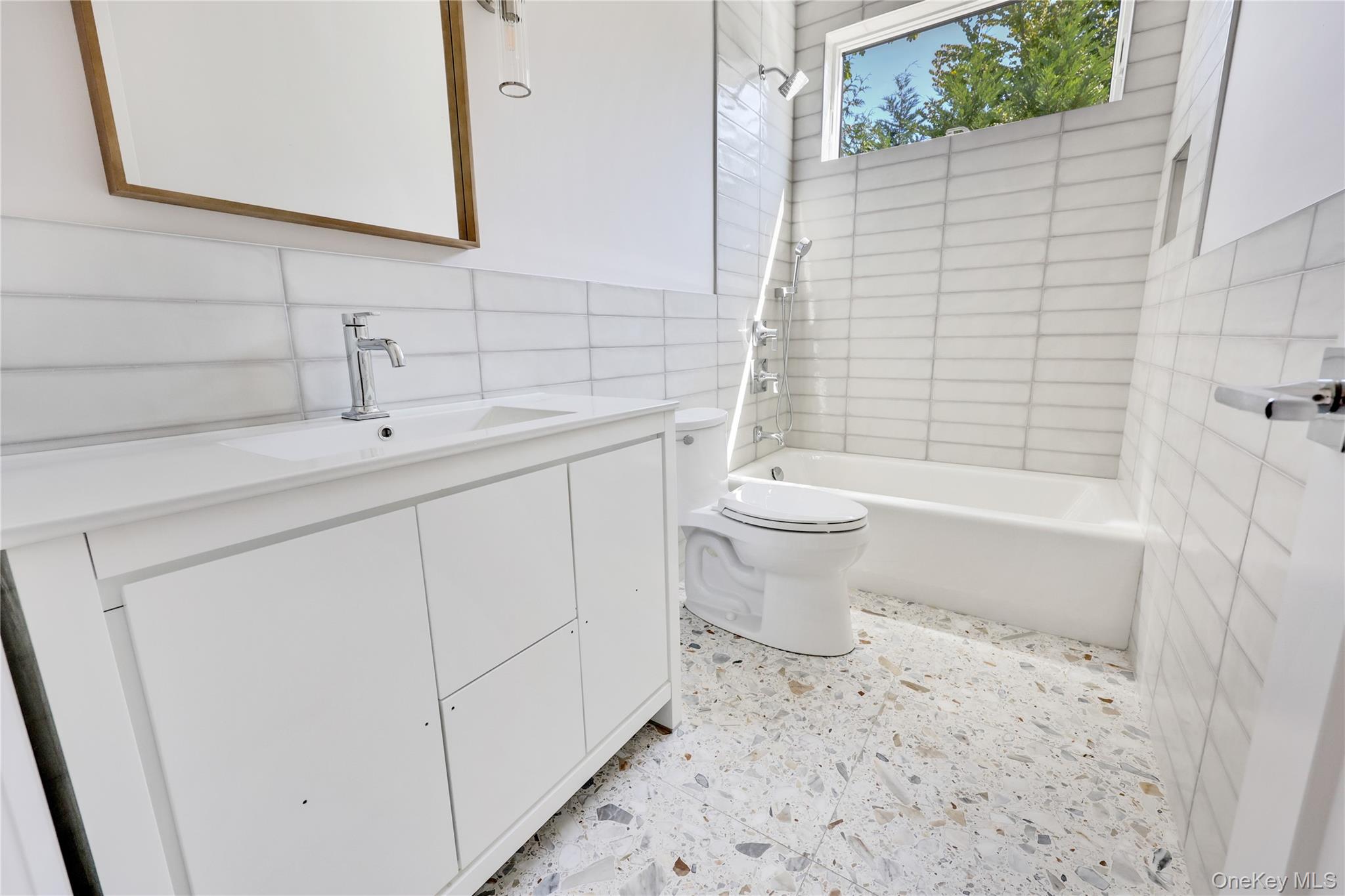 Lawrence, New York 11559, United States, 8 Bedrooms Bedrooms, ,7 BathroomsBathrooms,Residential,Active,192392