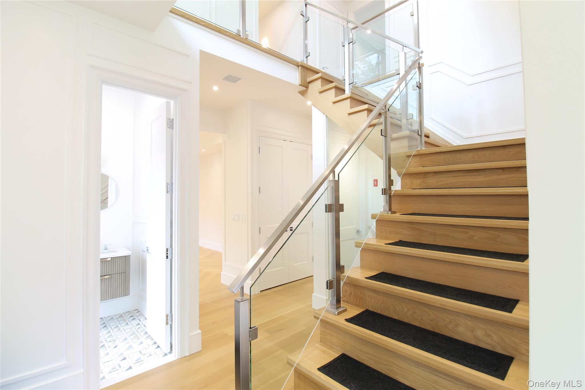 Lawrence, New York 11559, United States, 8 Bedrooms Bedrooms, ,7 BathroomsBathrooms,Residential,Active,192392