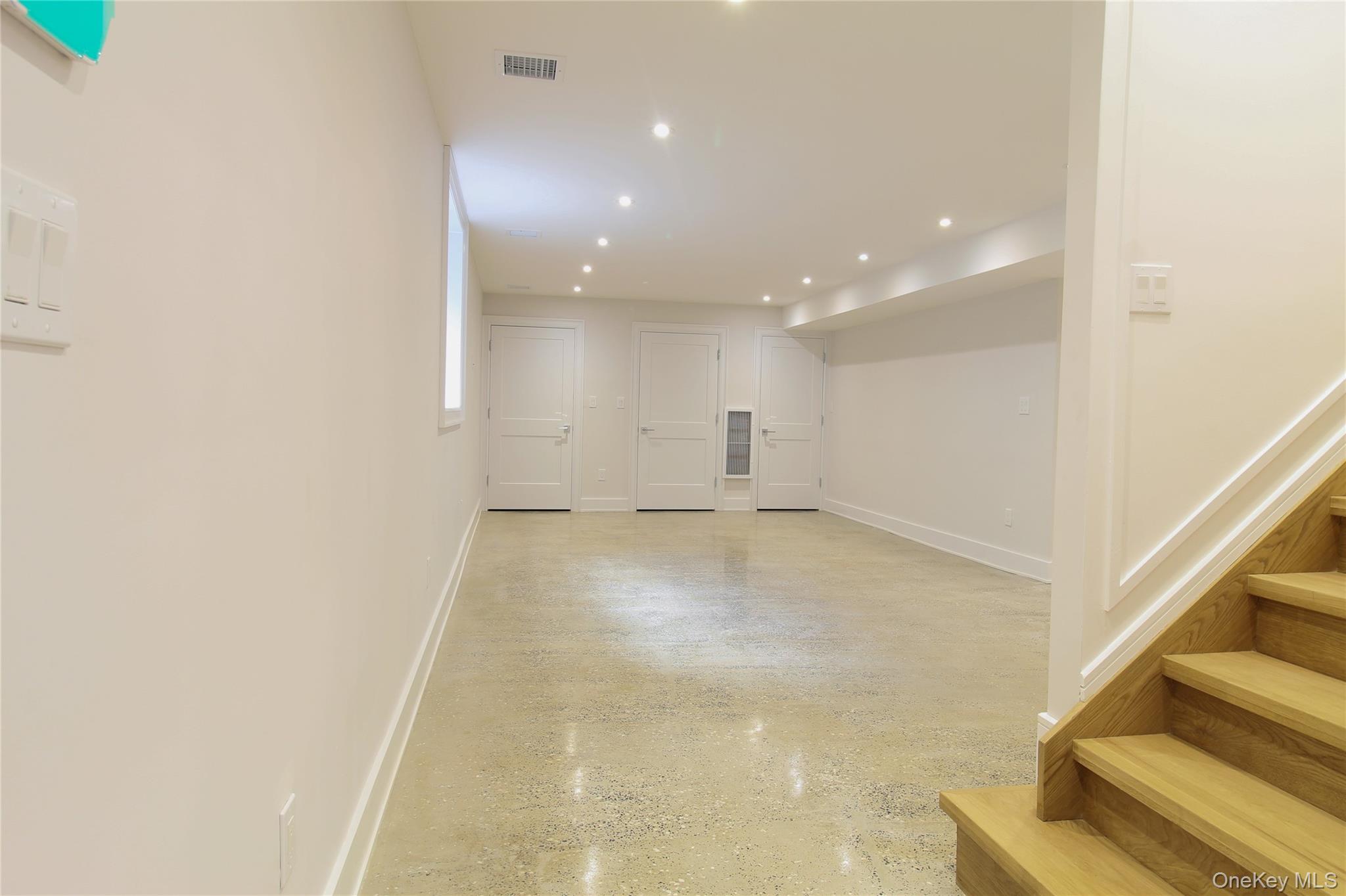 Lawrence, New York 11559, United States, 8 Bedrooms Bedrooms, ,7 BathroomsBathrooms,Residential,Active,192392