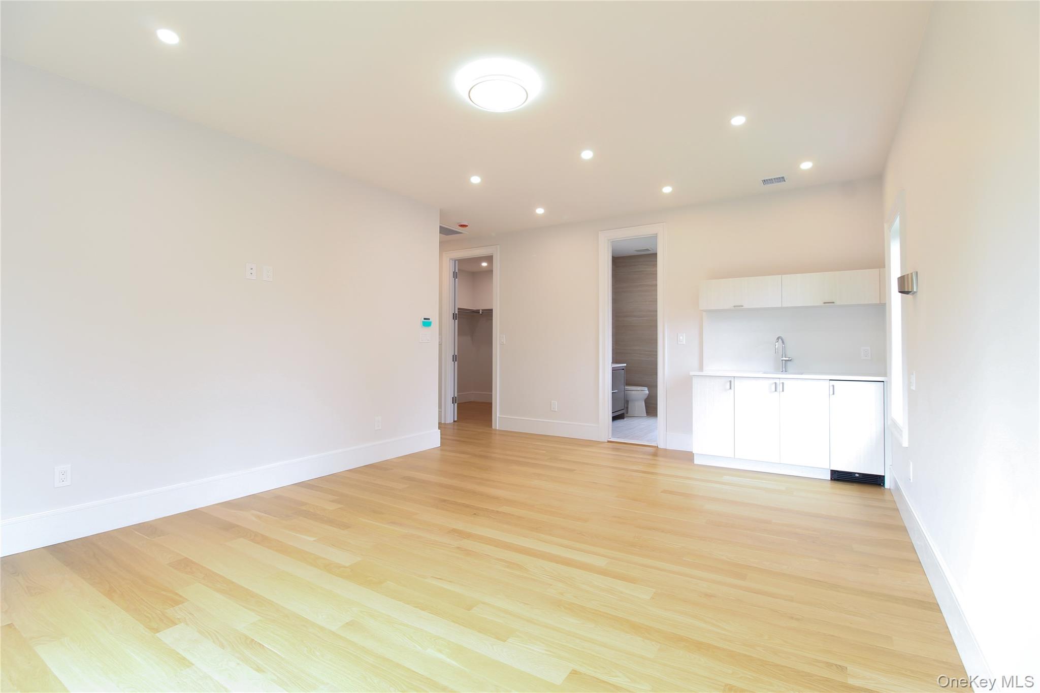 Lawrence, New York 11559, United States, 8 Bedrooms Bedrooms, ,7 BathroomsBathrooms,Residential,Active,192392