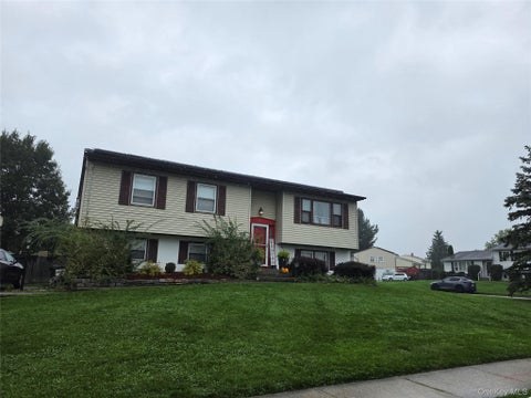 Homes For Sale - 12 Winchester Way<br/> Washingtonville, NY 10992