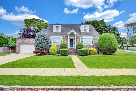 Photo of 4 Doncaster Road, Malverne, NY 11565 (MLS # 899477)