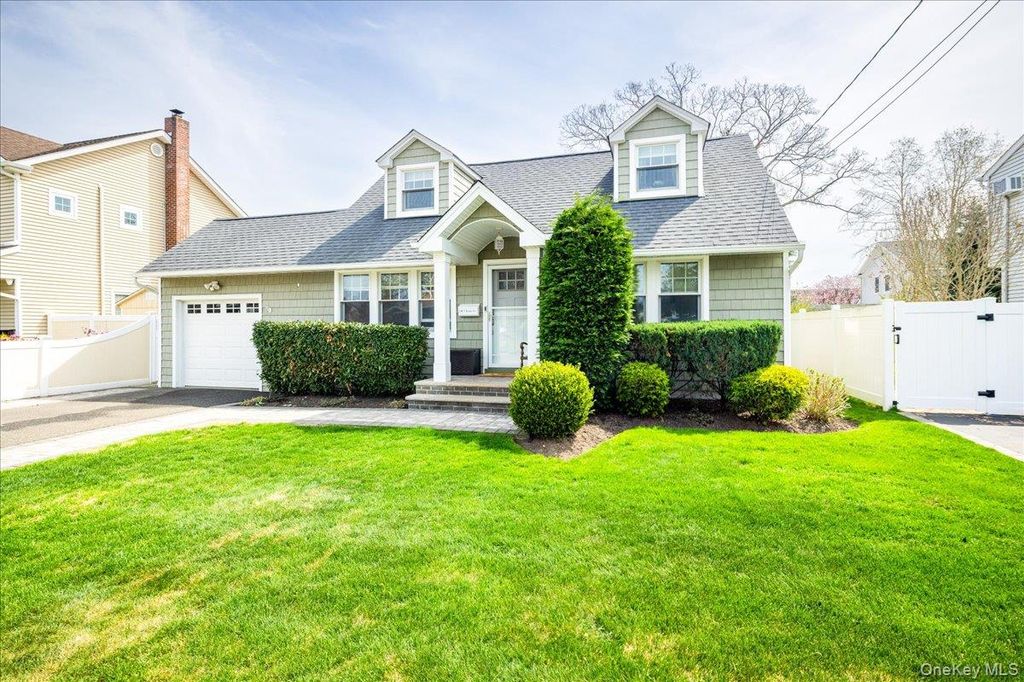 Photo of 130 N Kings Avenue, Massapequa, NY 11758 (MLS # 987530)