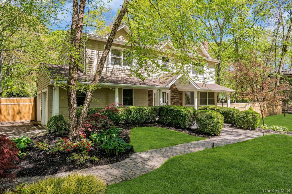 Photo of 7 McCulloch Drive, Dix Hills, NY 11746 (MLS # 959115)