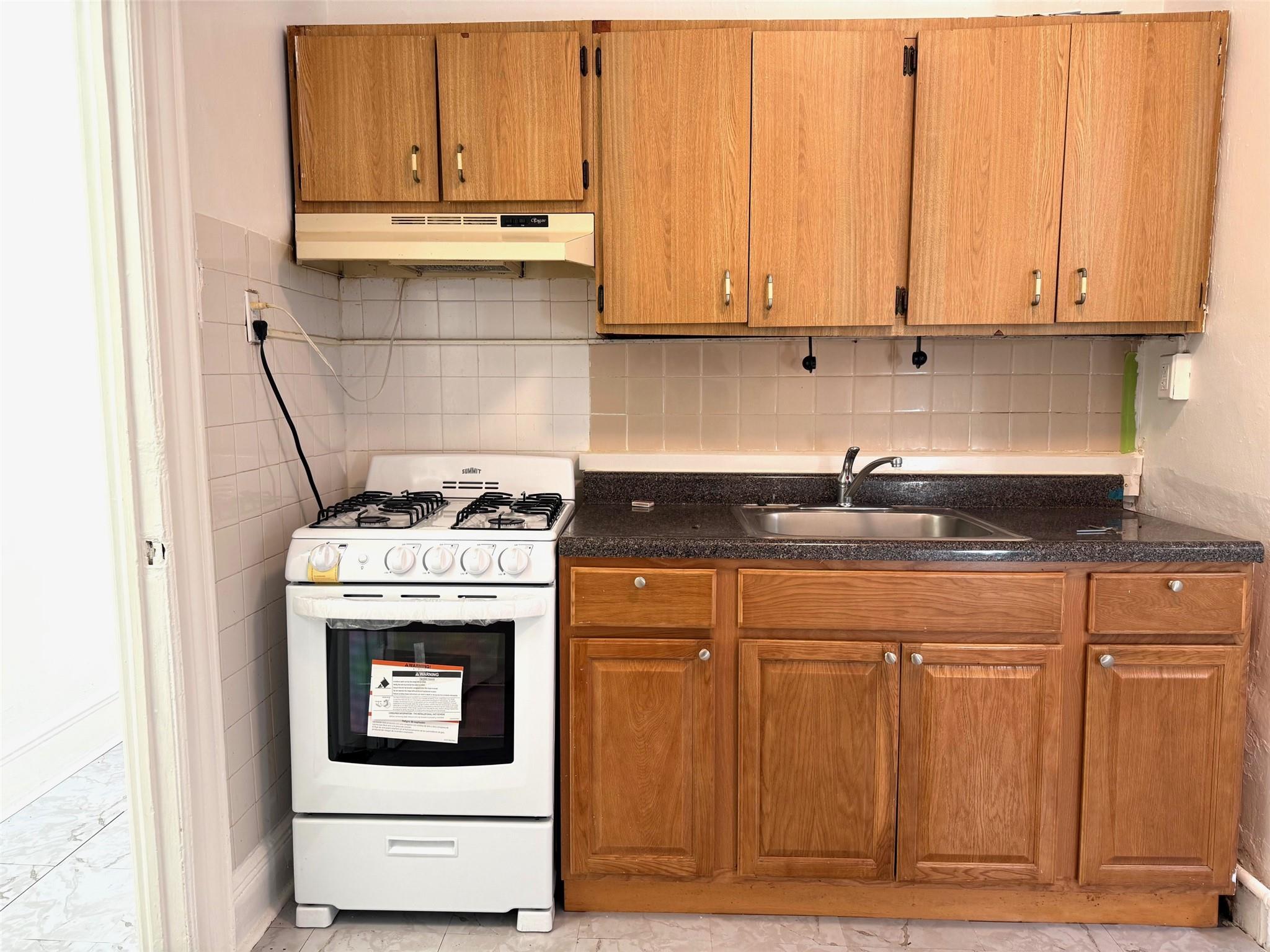 Rental Property at 37th Ave Ave 3R, Jackson Heights, Queens, NY - Bedrooms: 2 
Bathrooms: 1 
Rooms: 3  - $3,100 MO.