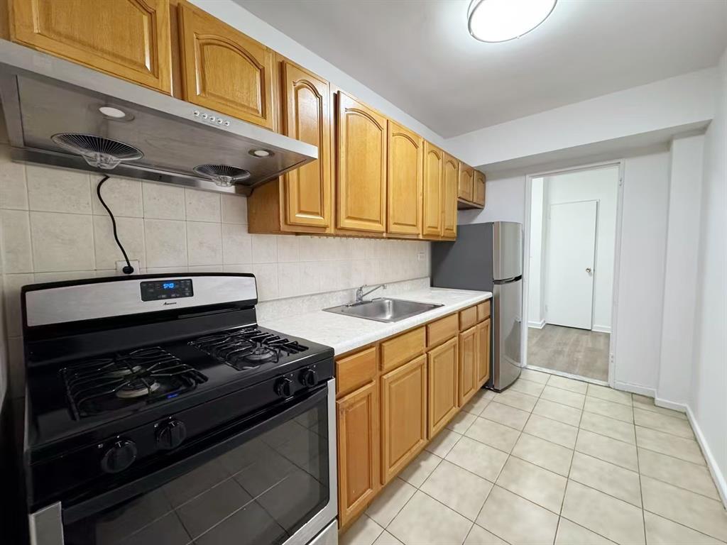 Rental Property at 38th Ave Ave 4E, Flushing, Queens, NY - Bedrooms: 1 
Bathrooms: 1 
Rooms: 3  - $2,000 MO.