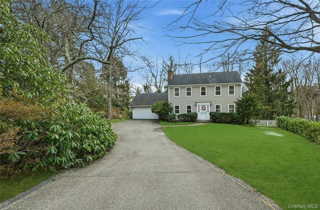 Photo of 10 Woodhull Road, East Setauket, NY 11733 (MLS # 962665)