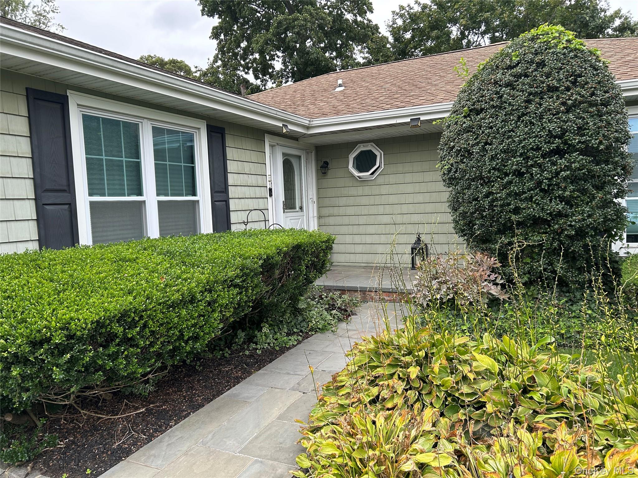 19 Oak Point Drive W