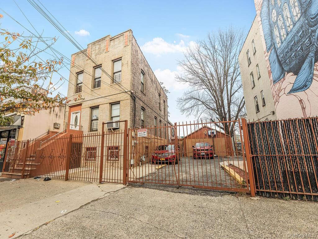 Photo of 1262 Leland Avenue, Bronx, NY 10472 (MLS # 1014848)