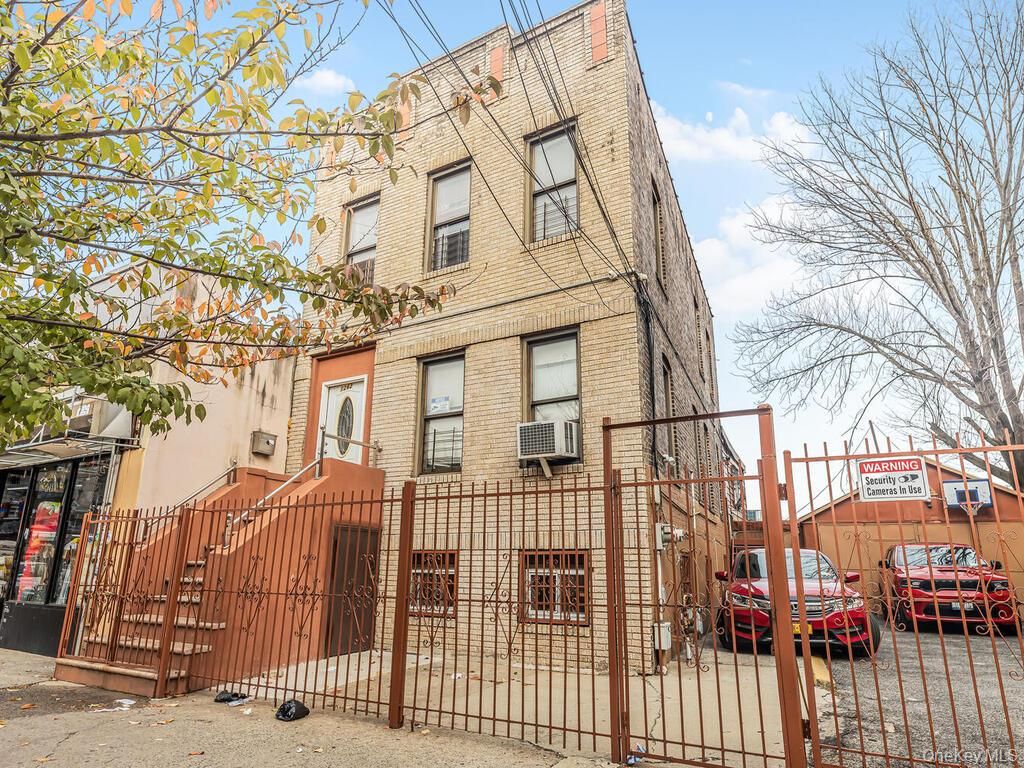 Photo of 1262 Leland Avenue, Bronx, NY 10472 (MLS # 1014848)