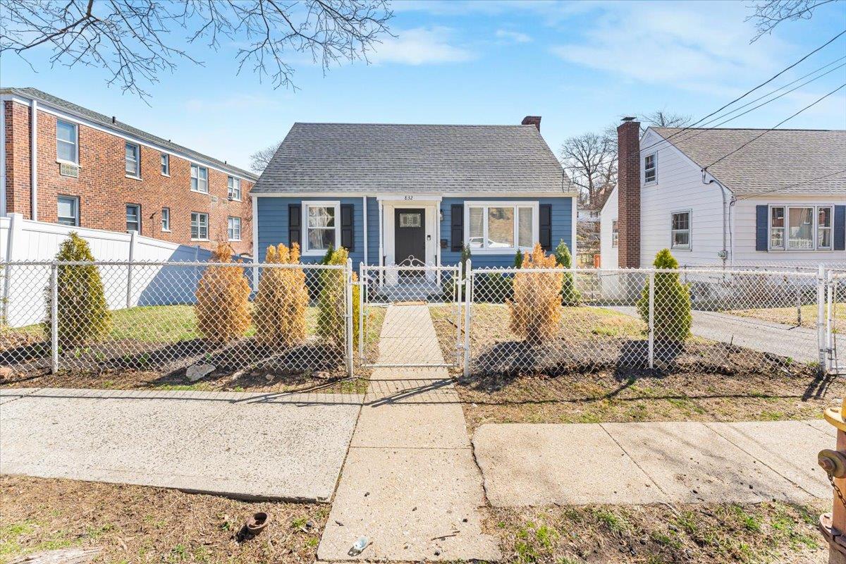 Palisade Avenue, Yonkers, New York - 4 Bedrooms  
2 Bathrooms  
8 Rooms - 